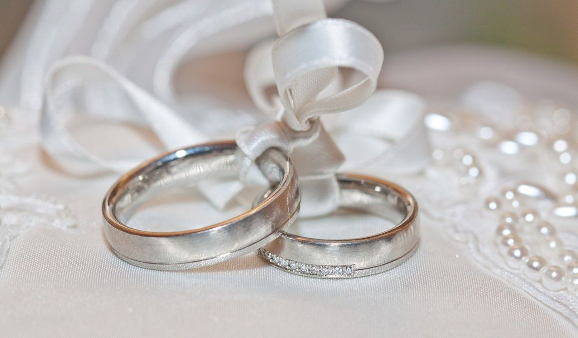 Obrączki z białego złota niezwykle modne w obecnych trendach ślubnych
