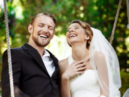 Mężczyzna i kobieta uśmiechają się po ślubie