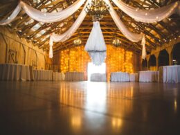 Dlaczego wiejskie stoły na wesela i imprezy z szynką wędzoną tworzą niezapomnianą oprawę każdej uroczystości