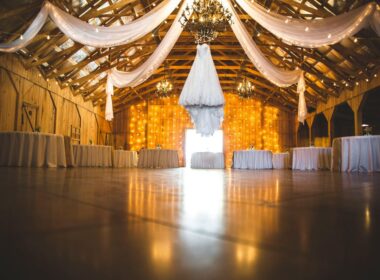 Dlaczego wiejskie stoły na wesela i imprezy z szynką wędzoną tworzą niezapomnianą oprawę każdej uroczystości