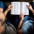 Czy biblia na prezent na ślub to wyjątkowa pamiątka dla nowożeńców