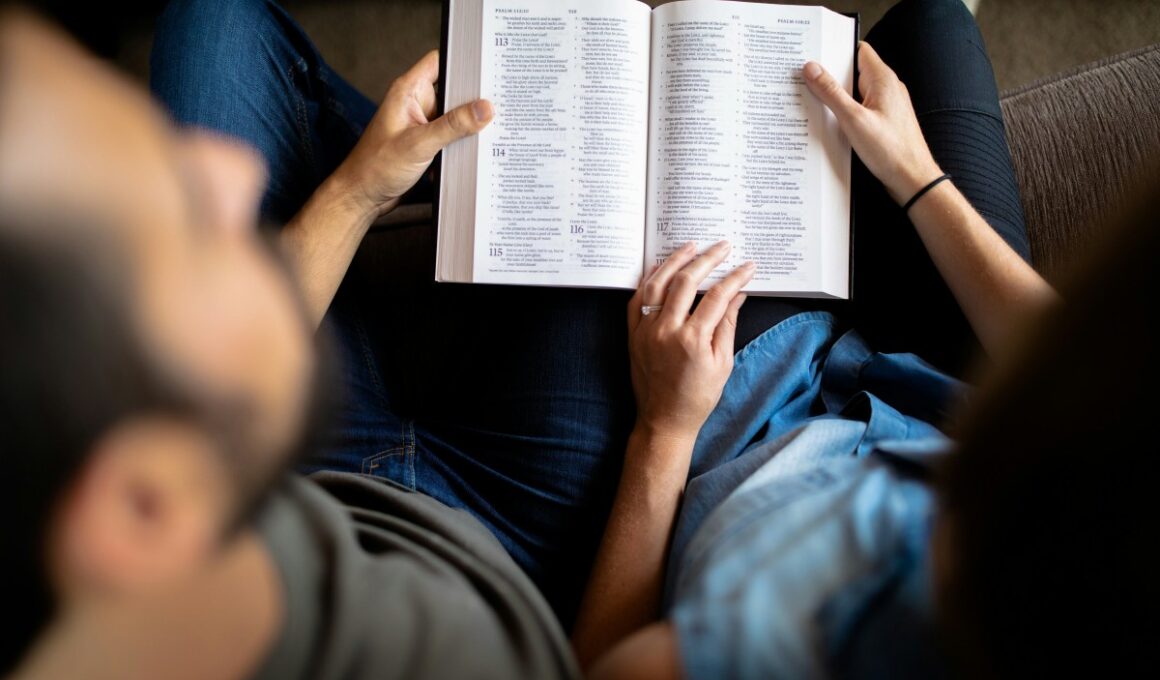 Czy biblia na prezent na ślub to wyjątkowa pamiątka dla nowożeńców