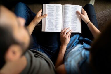 Czy biblia na prezent na ślub to wyjątkowa pamiątka dla nowożeńców