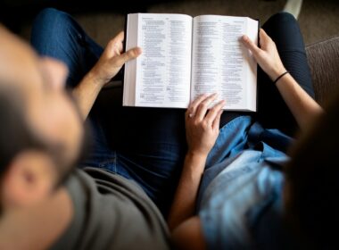 Czy biblia na prezent na ślub to wyjątkowa pamiątka dla nowożeńców